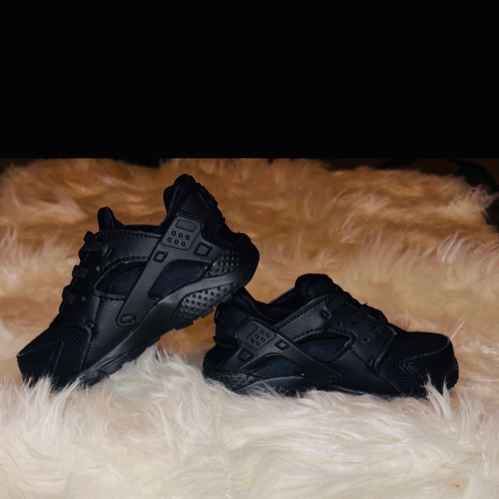 Toddler slide on leather Black Nike  huaraches size 8/9c